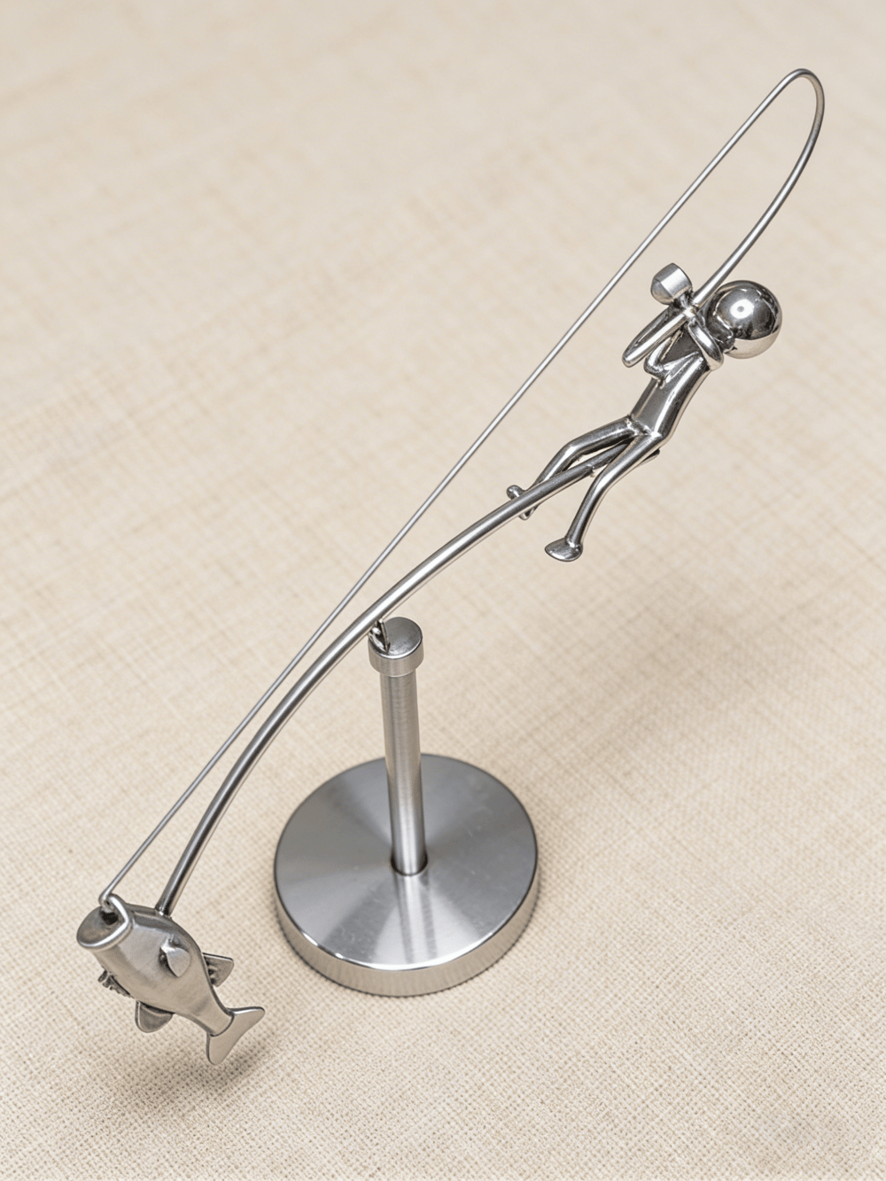 🎣 Balancerende fiskeskulptur