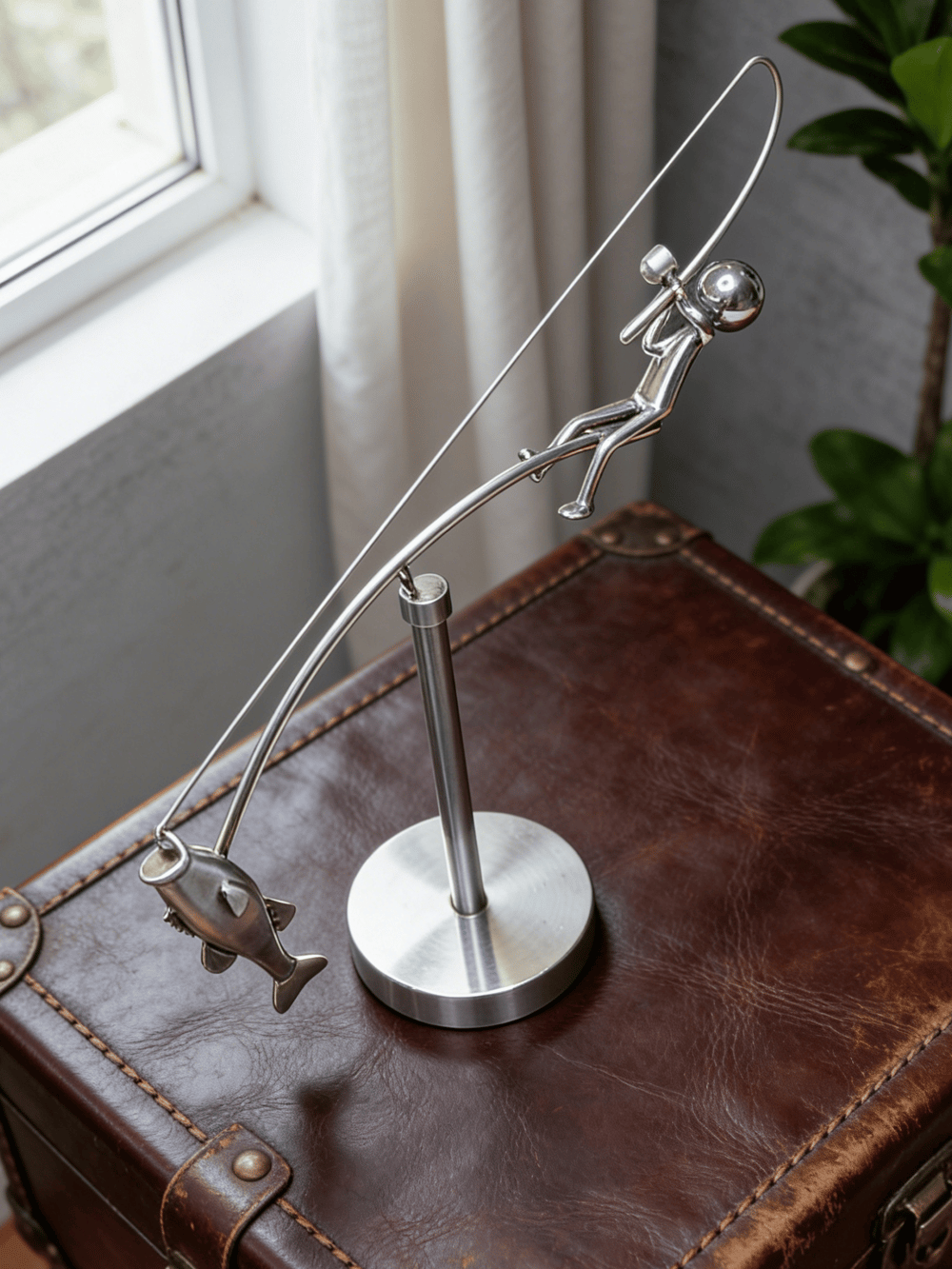 🎣 Balancerende fiskeskulptur