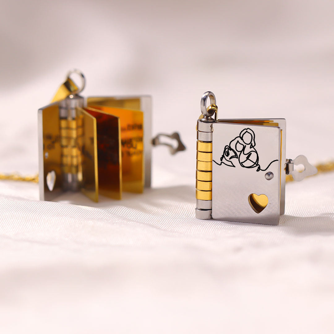 "Til mit barnebarn" – den fineste lille halskæde med en bog