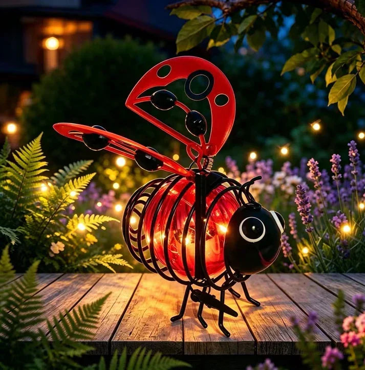 Hængende solcellelampe med bi motiv