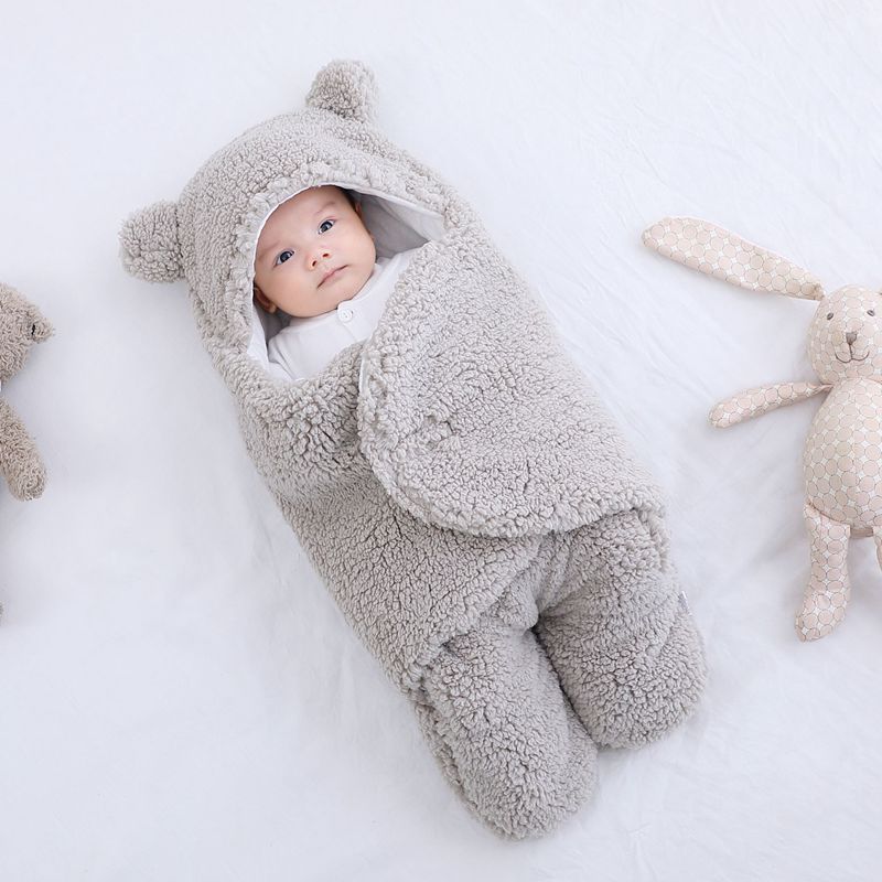 Baby tæppe og pyjamas med bjørnemotiv