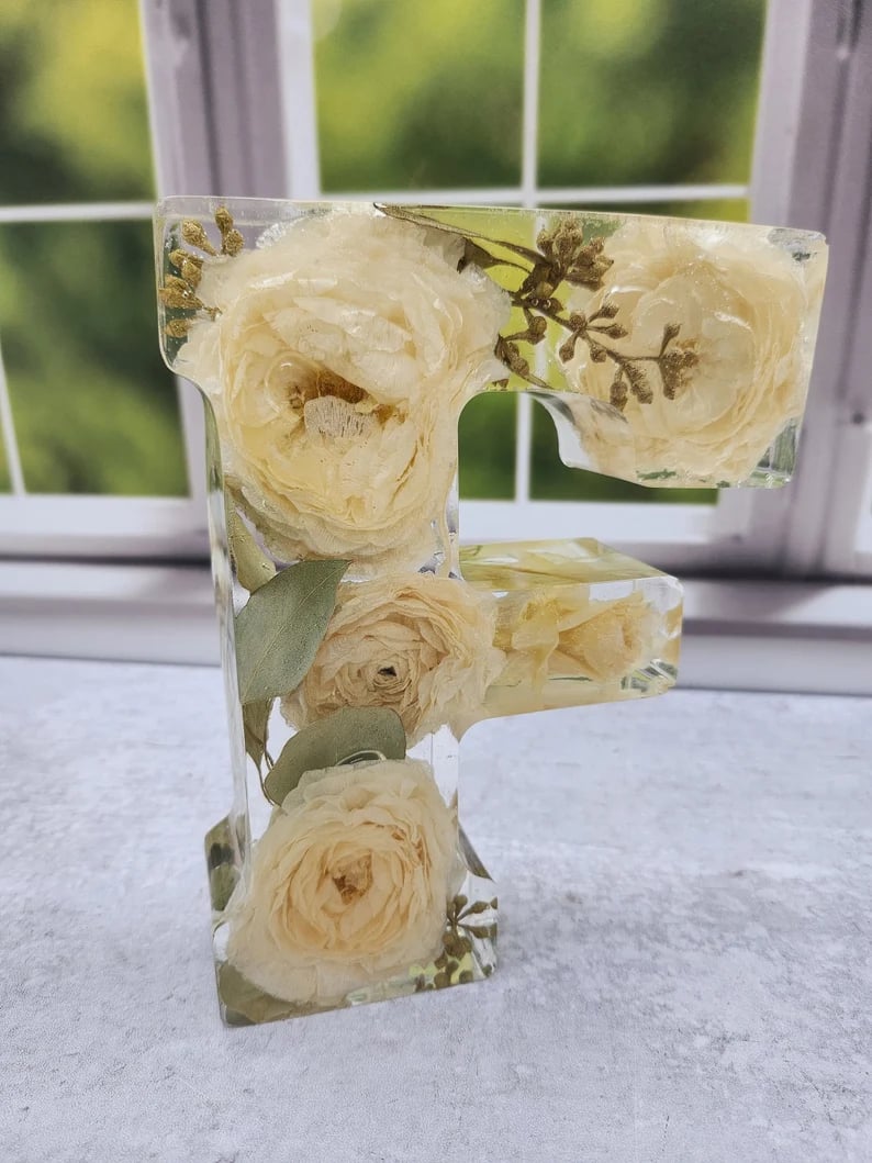 Håndlavede bogstaver med blomster og LED-lys