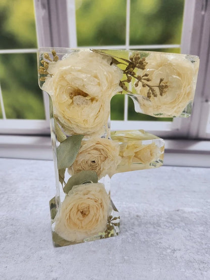 Håndlavede bogstaver med blomster og LED-lys