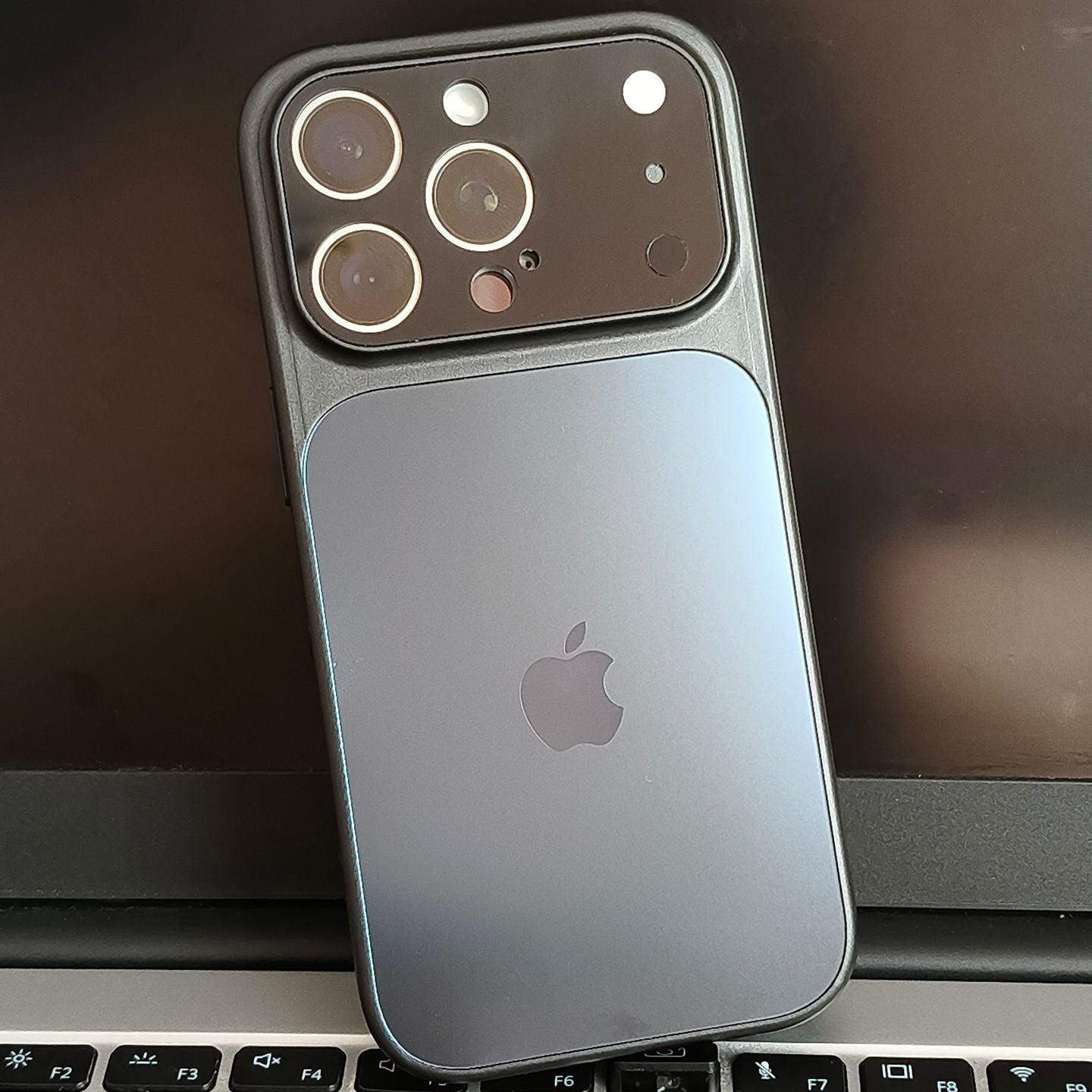 Metallisk mat Magsafe iPhone-cover