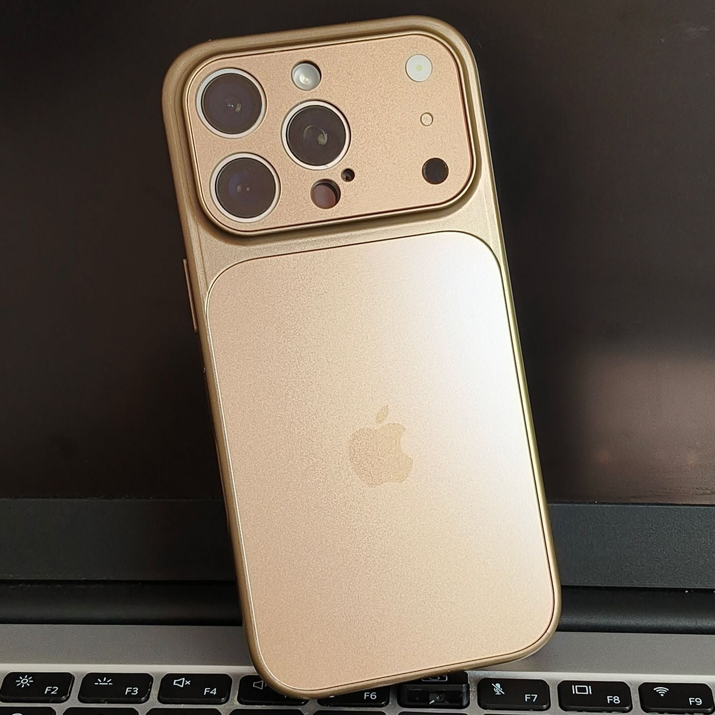 Metallisk mat Magsafe iPhone-cover