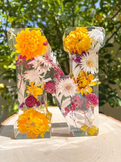 Håndlavede bogstaver med blomster og LED-lys