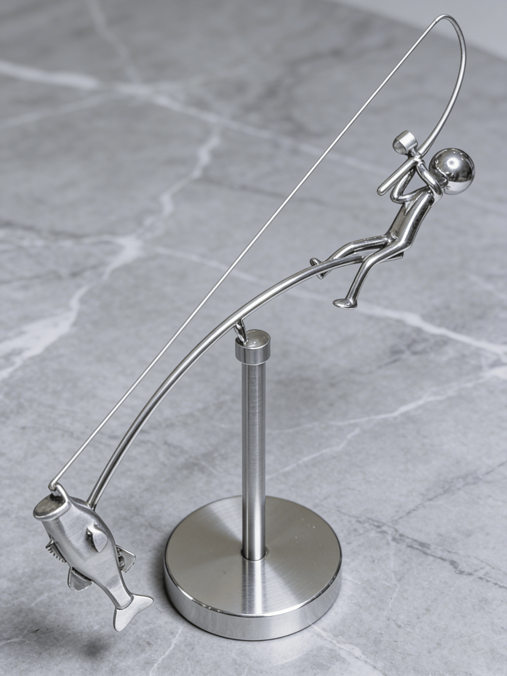 🎣 Balancerende fiskeskulptur