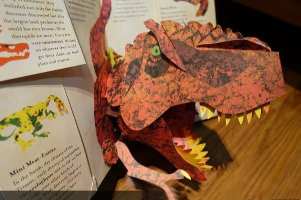 3D-bog om forhistoriske dinosaurer📙