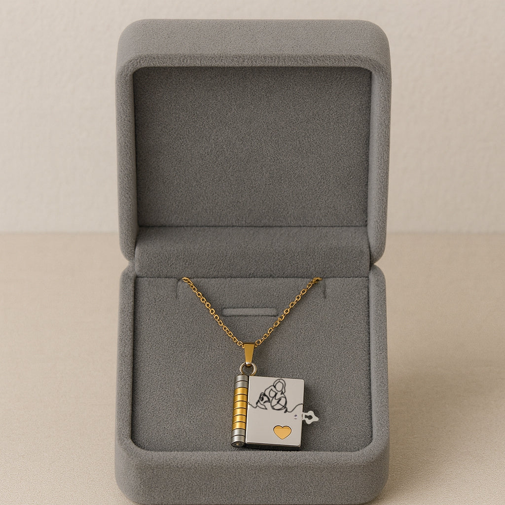 "Til mit barnebarn" – den fineste lille halskæde med en bog