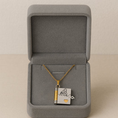 "Til mit barnebarn" – den fineste lille halskæde med en bog