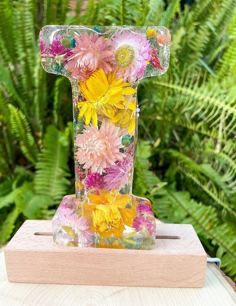 Håndlavede bogstaver med blomster og LED-lys