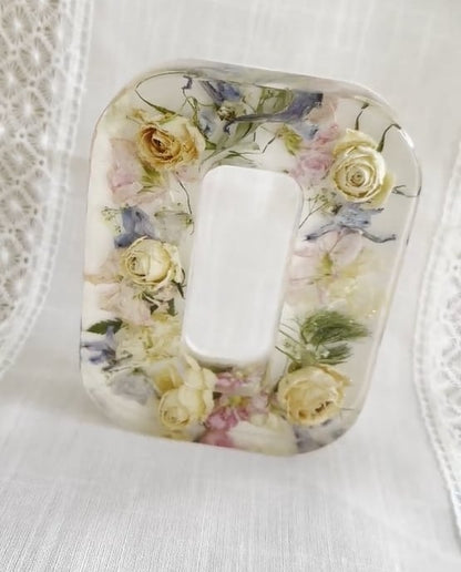Håndlavede bogstaver med blomster og LED-lys