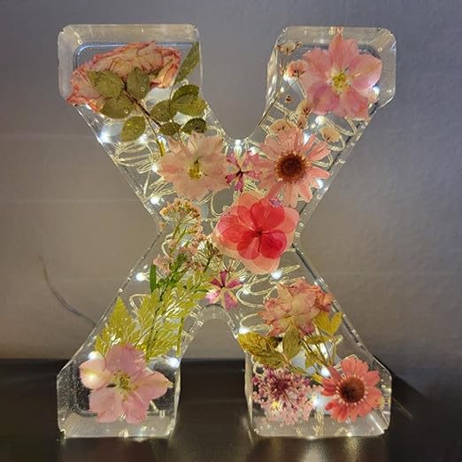 Håndlavede bogstaver med blomster og LED-lys