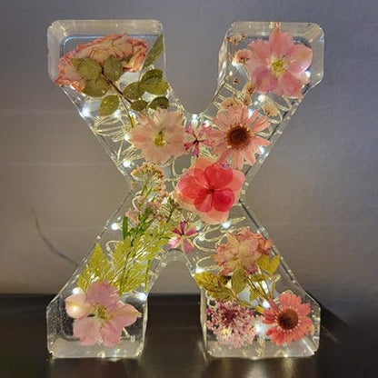 Håndlavede bogstaver med blomster og LED-lys