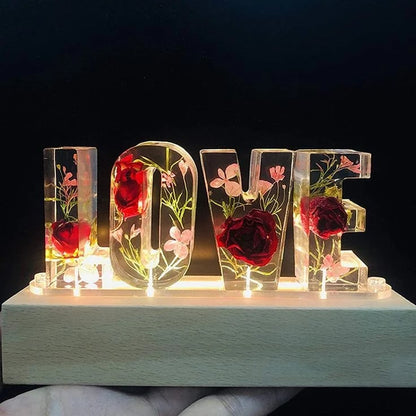 Håndlavede bogstaver med blomster og LED-lys